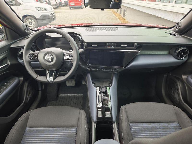 Alfa Romeo Junior (2026)  1,2 T 145 PS automat - fotka 18 z 40