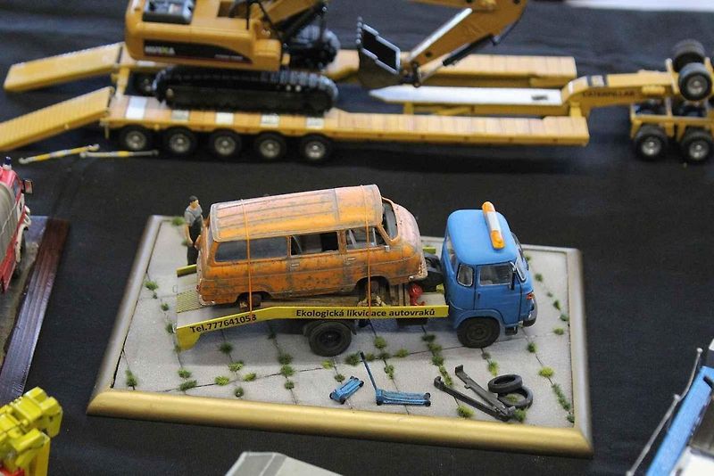 Papírový model buldozeru Caterpillar.