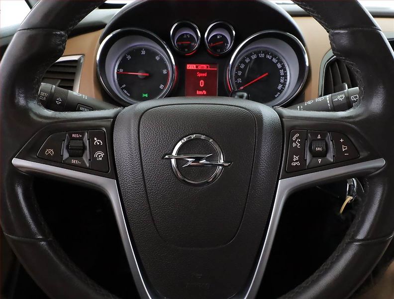 Opel Astra (2013) 2.0 CDTI, Xenony, Tempomat - fotka 8 z 15