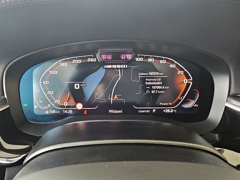 BMW Řada 5 M550i xDrive - fotka 25 z 32