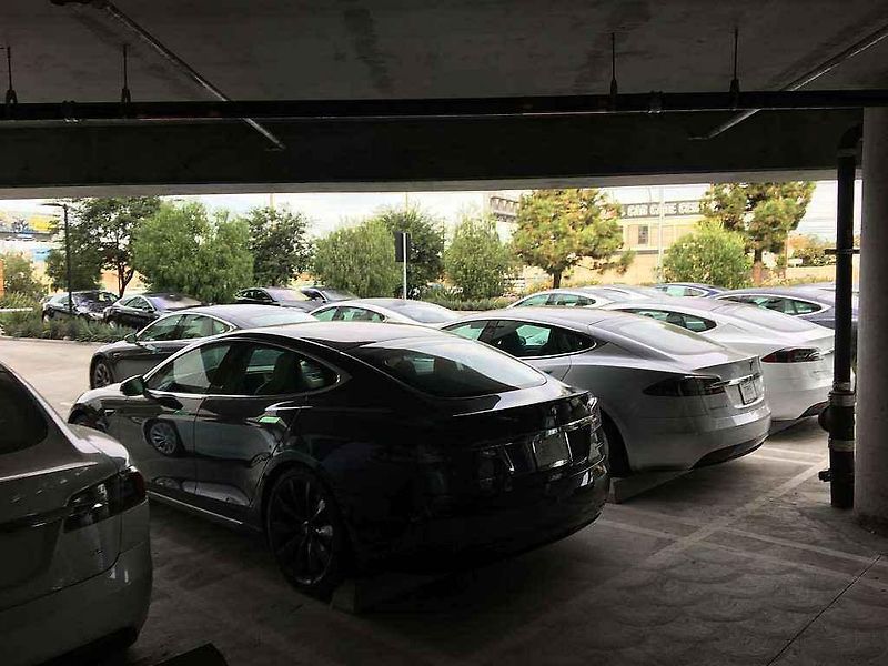 Parkoviště odložených elektromobilů Tesla.