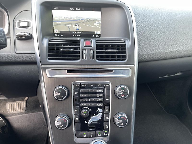 Volvo XC60 (2013) D5 2.4D 169kW AWD   - fotka 15 z 23