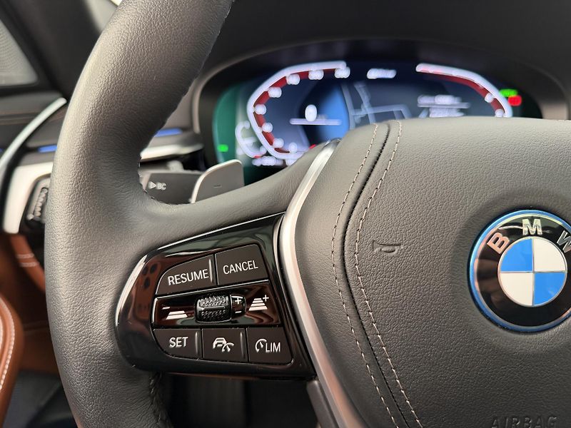 BMW Řada 5 530e*4x4*DPH*Top Výbava* - fotka 26 z 42