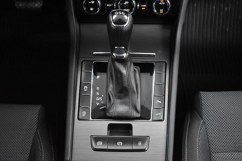 Škoda Superb 2.0 TDI 147kW STYLE*DPH*ČR 1.M - fotka 23 z 44