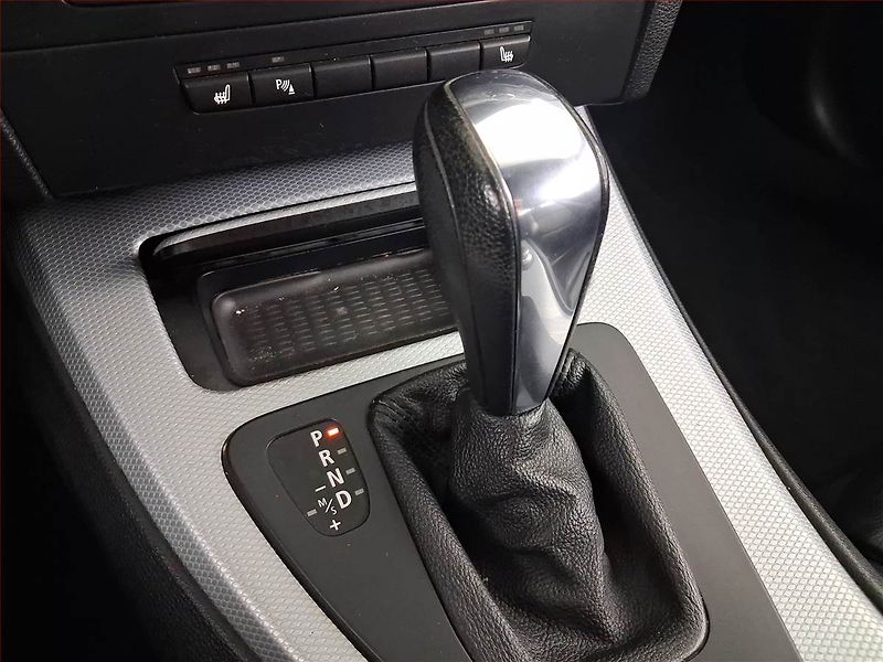 BMW Řada 3 (2008) M Paket 320 d, Automat - fotka 13 z 16