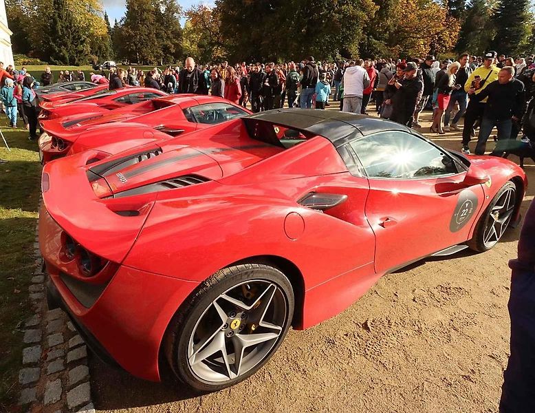 Luxusní supersporty projely západ Čech, milionové rarity přibrzdily v Kynžvartu