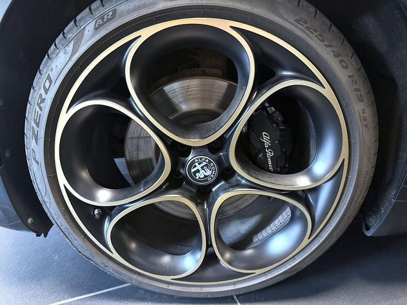 Alfa Romeo Giulia (2025) 2.2 JTD 210k AT8 ZF Q4 4x4 Int - fotka 6 z 26