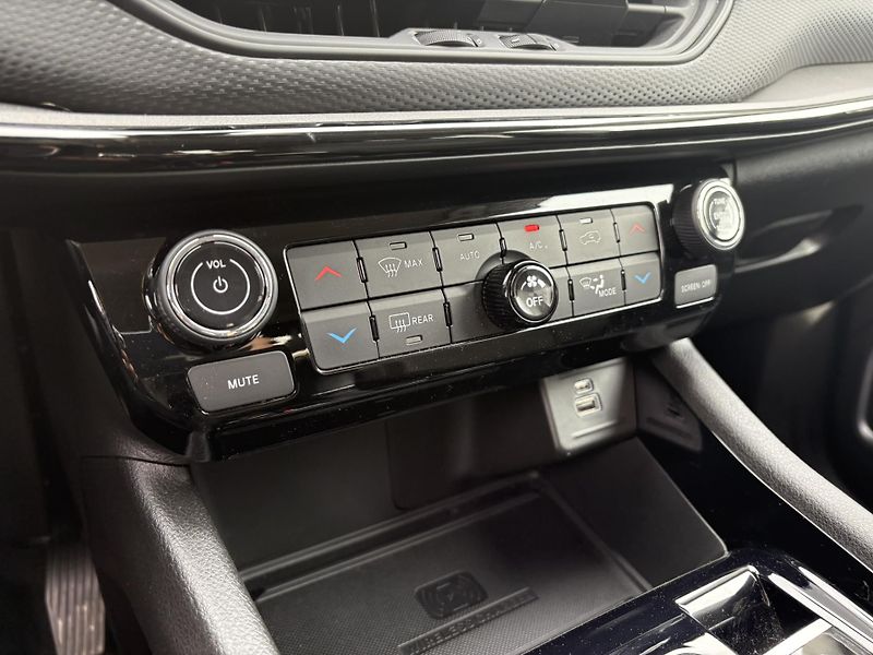 Jeep Compass 1.5 e-Hybrid 96KW Night Eagle - fotka 20 z 22