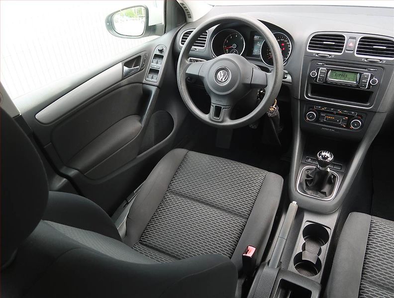 Volkswagen Golf (2011) 1.4 16V, Vyhř. sedaček - fotka 7 z 14