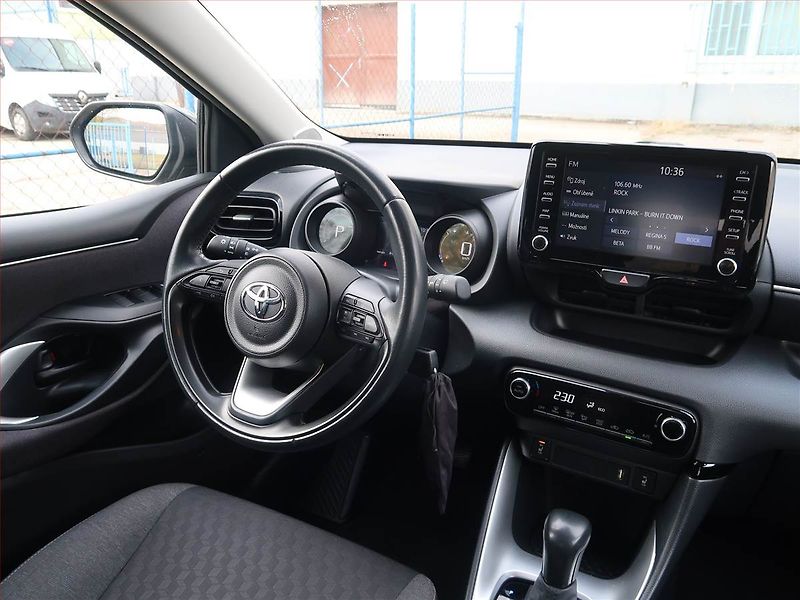 Toyota Yaris (2023) 1.5 VVT-i Hybrid, Automat - fotka 7 z 18