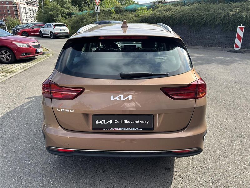 Kia Ceed 1,5 TGDi Spin ZÁRUKA KAMERA - fotka 4 z 35