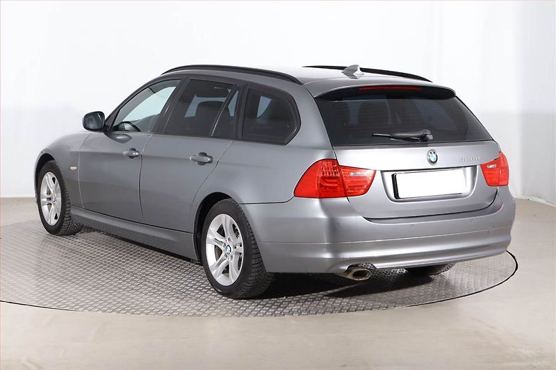 BMW Řada 3 (2010) 320 d xDrive, 4X4, Automat - fotka 4 z 24