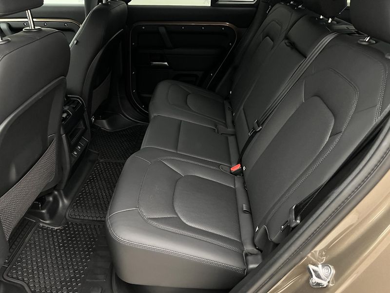 Land Rover Defender 110 D300 X-DYNAMIC SE 1. maj. - fotka 6 z 45