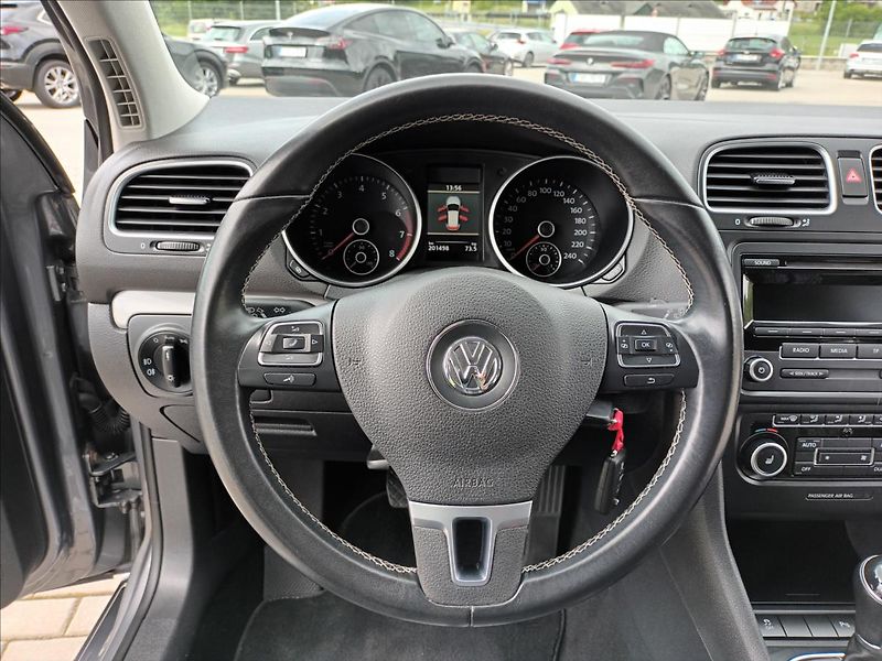 Volkswagen Golf 1,2 TSI,SERVIS,VÝHŘEV,PARKING - fotka 12 z 44
