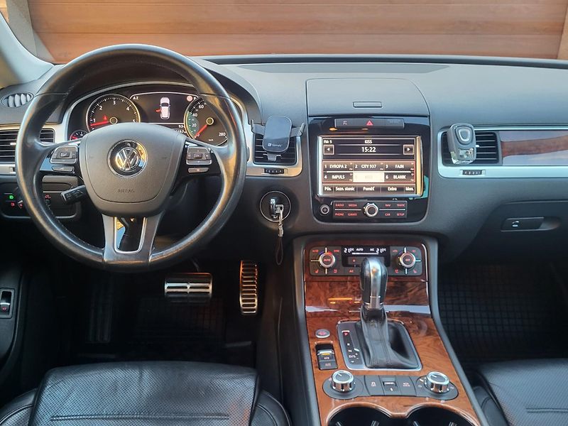 Volkswagen Touareg 4.2V8 TDi 250kW*1.MAJITEL* - fotka 26 z 40