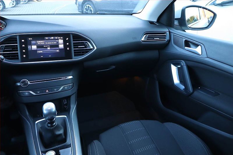 Peugeot 308 (2017) 1.6 BlueHDi, Serv.kniha, Navi - fotka 8 z 26