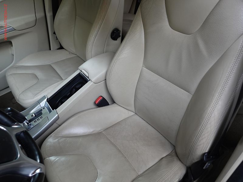 Volvo XC60 (2010) 2.4D 4x4, ČR, Xenon, park - fotka 9 z 20