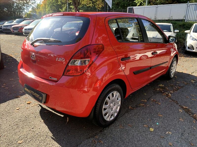 Hyundai i20 1,3 i - fotka 8 z 17
