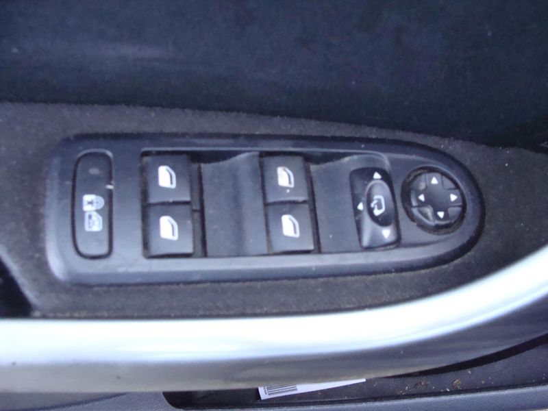 Peugeot 308 1.6 HDi, 68 kW, panorama,klima - fotka 16 z 31