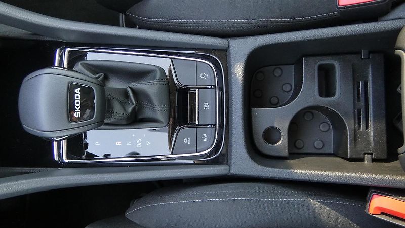 Škoda Karoq 1,5 TSI DSG Style - fotka 17 z 22