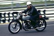 Na snímku je v plné jízdě motocykl Imperia 350 z roku 1932.