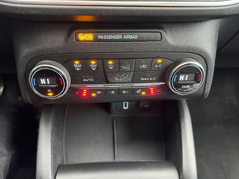 Ford Focus ACTIVE TOP Výbava ZÁRUKA od FO - fotka 12 z 19