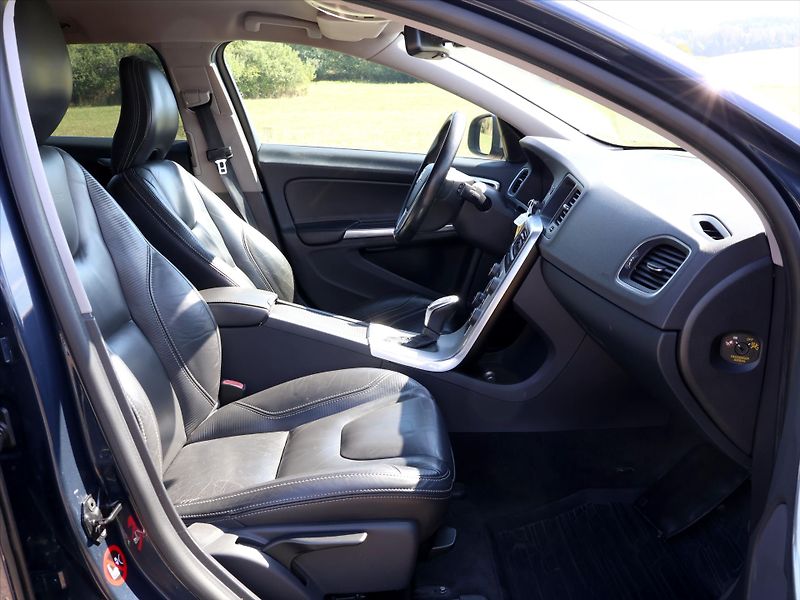 Volvo V60 2,4 D4 V5 Aut. AWD R-design - fotka 12 z 32
