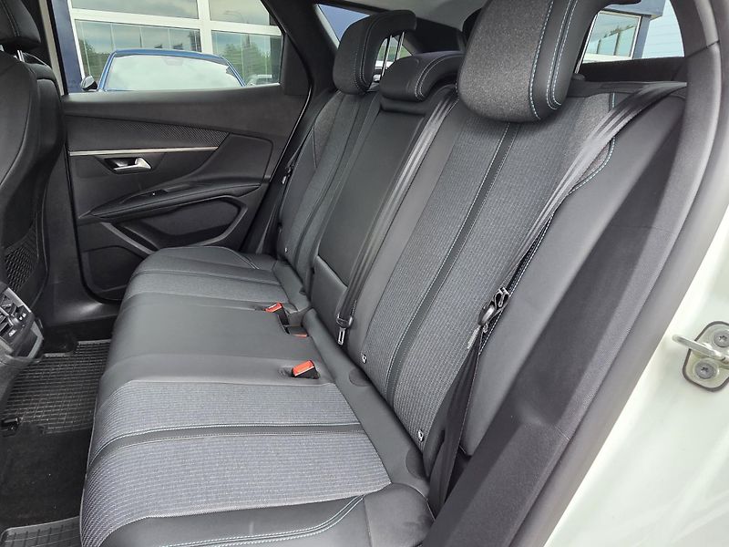 Peugeot 3008 (2023) 1.5 BHDi 130 ALLURE MAN6 - fotka 10 z 27