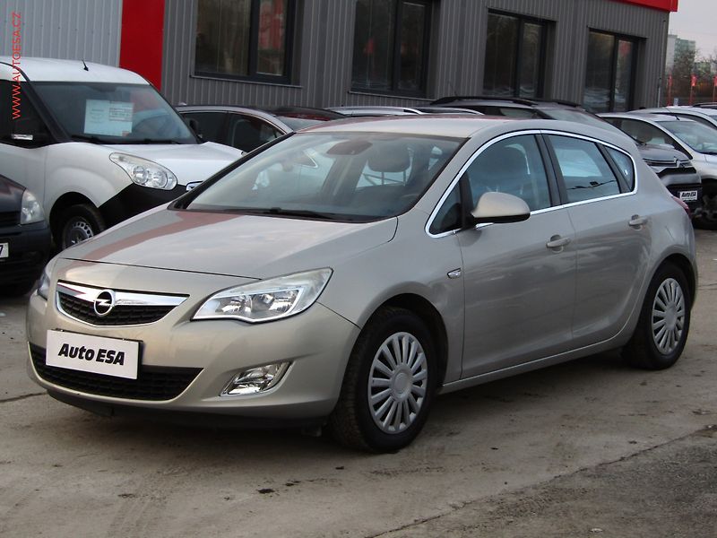 Opel Astra (2010) 1.4i, 2.maj,ČR, AC, navi - fotka 3 z 17