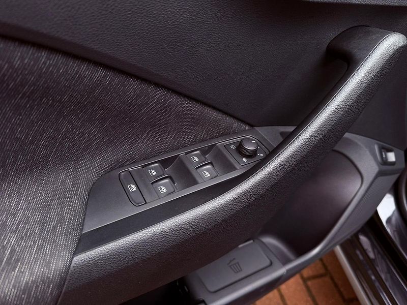 Škoda Kamiq 1.0 TSi Style DSG, Serviska - fotka 15 z 35