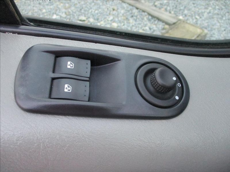Renault Trafic 2,5 DCi, 8 míst, klima, tažné, - fotka 22 z 29