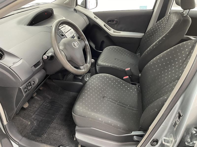 Toyota Yaris 1.0 i ČR 1.MAJ. AC  REZERVACE - fotka 18 z 22