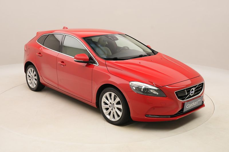 Volvo V40 D4 SUMMUM AUT CZ REZERVACE - fotka 16 z 45
