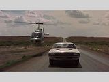 Vanishing Point (1971). Klasická americká „road movie“, které vás dostane rozlehlou nevadskou pouští a bílým Dodgem Challenger. Zápletka o řidiči, který musí auto doručit včas na dané místo je tak sympatická, že by ji chtěl zažít každý z nás. Klasika.