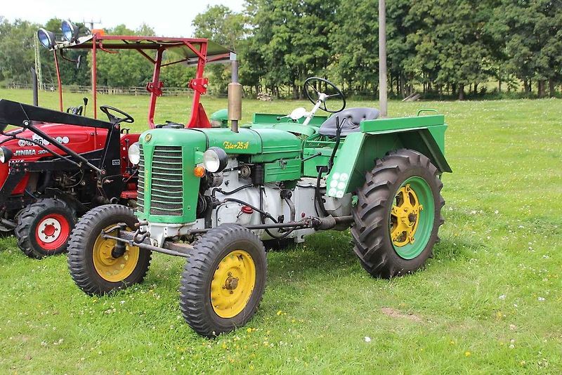 Traktor Zetor 25 A s hranatými blatníky na Srazu trucků v Děpoltovicích na Karlovarsku.