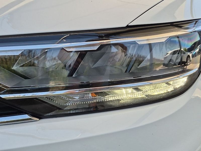 Volkswagen Passat Variant R-Line - fotka 31 z 31