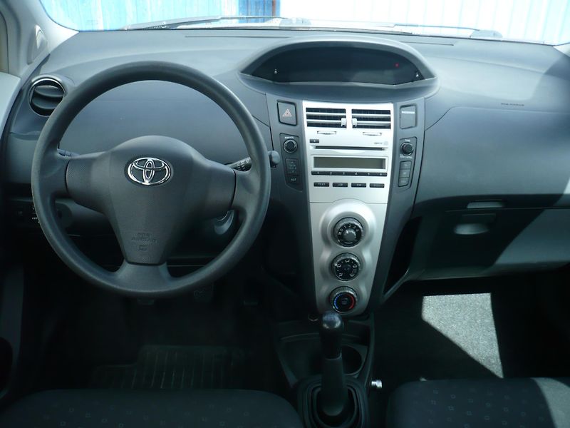 Toyota Yaris 1.0i 51Kw - fotka 9 z 24