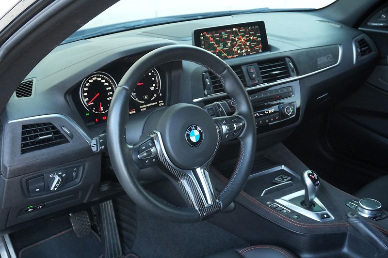 BMW M2 Competition, Akrapovič, Harman - fotka 11 z 29