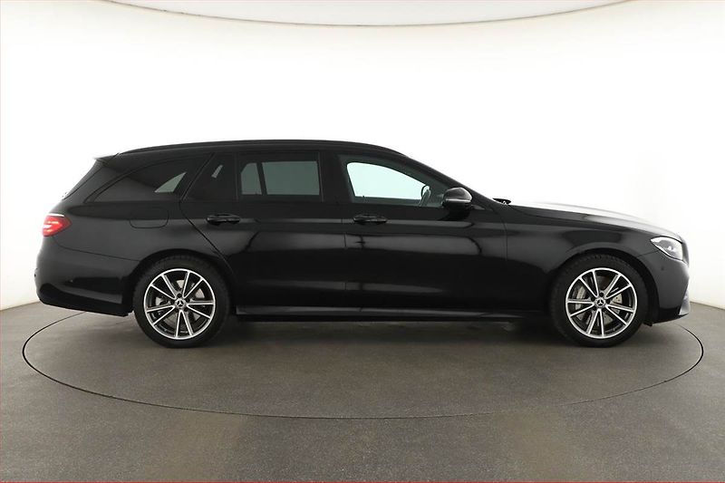 Mercedes-Benz Třídy E (2021) AMG Paket E 300 e 4MATIC - fotka 6 z 31