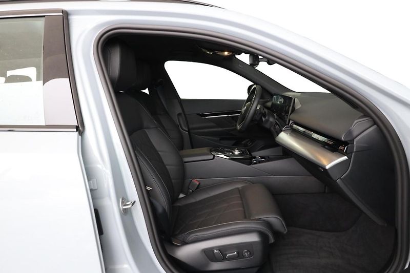 BMW Řada 5 530e xDrive Touring - fotka 23 z 31