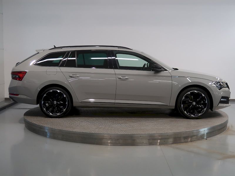 Škoda Superb (2023) iV SPORTLINE 1.4TSI 160KW DSG - fotka 8 z 48