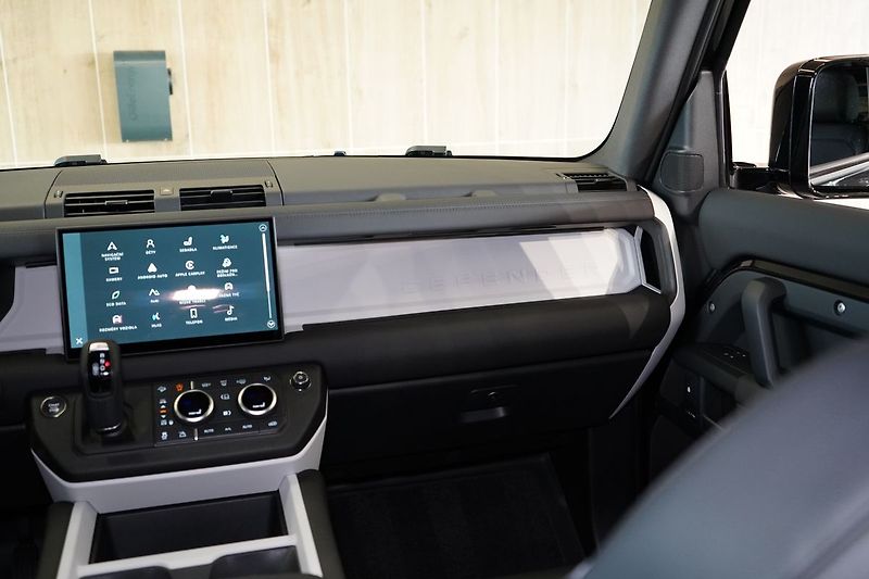 Land Rover Defender 110 D300 X-Dynamic SE - fotka 42 z 42