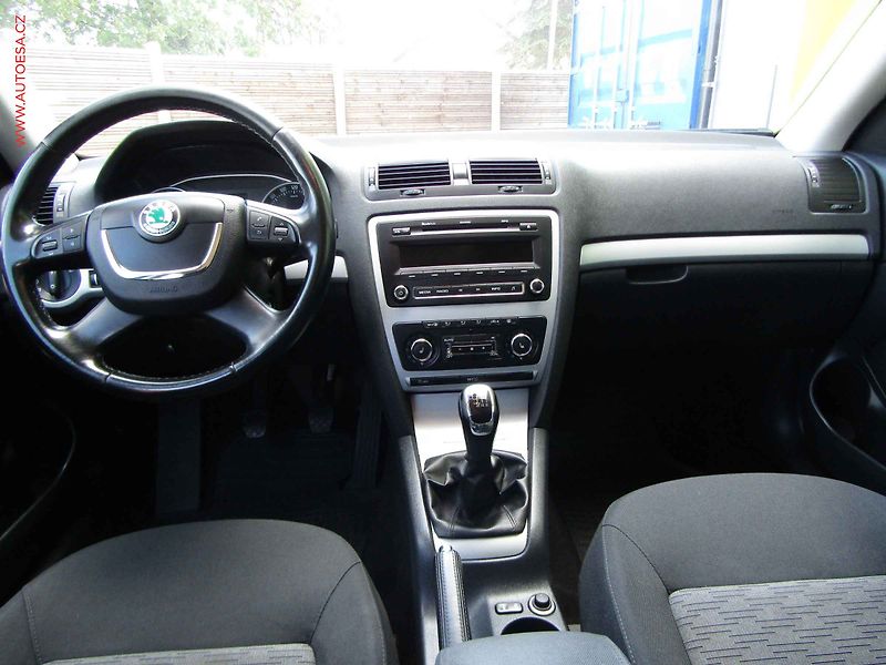 Škoda Octavia (2013) 2.0 TDi, AC, park.čidla - fotka 8 z 19