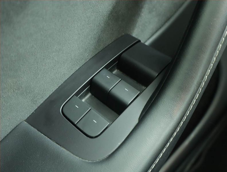 Tesla Model Y (2022) Performance 79kWh, SoH 82% - fotka 16 z 21