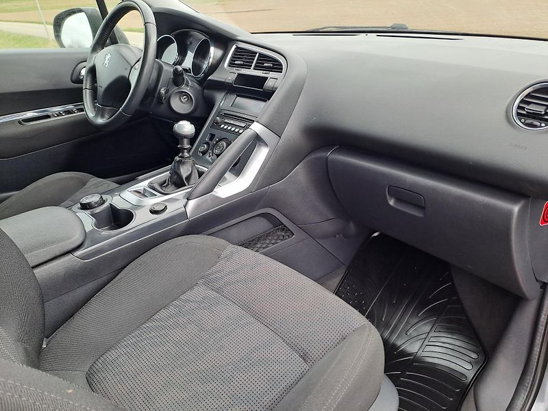 Peugeot 3008 (2010) 1.6 HDi - fotka 12 z 28