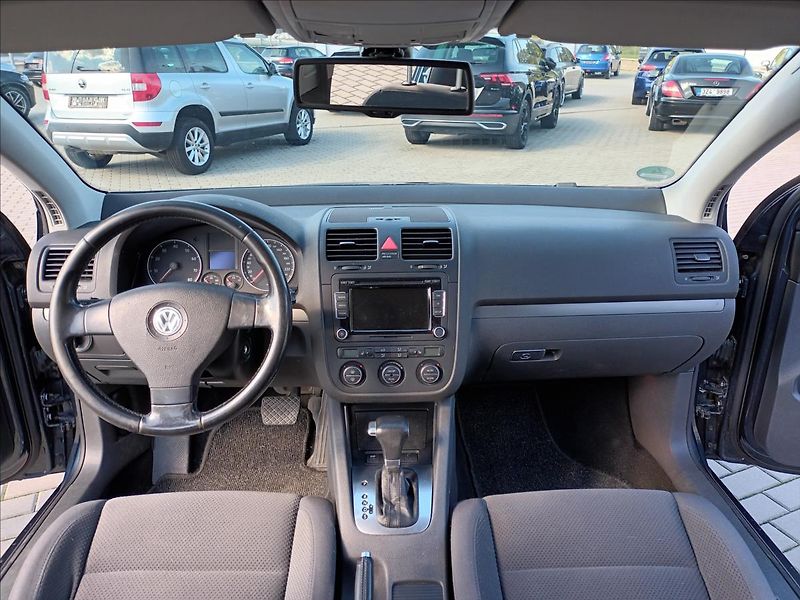 Volkswagen Golf 1,6 75kw,AUTOMAT,SERVISKA - fotka 11 z 35