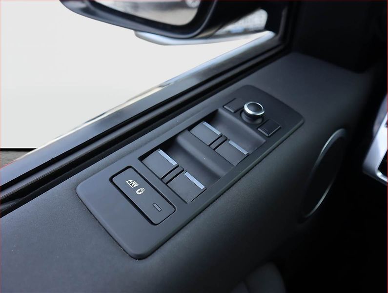 Land Rover Discovery (2018) 2.0 Si4 - fotka 19 z 21