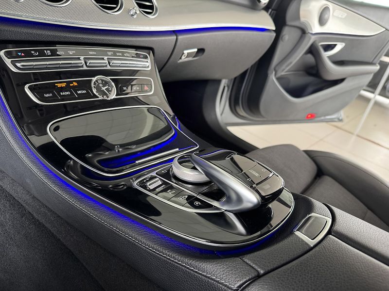 Mercedes-Benz Třídy E 220d 4Matic AMG*REZERVACE! - fotka 25 z 40