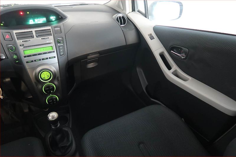 Toyota Yaris (2009) 1.33 Dual VVT-i, Serv.kniha - fotka 8 z 18