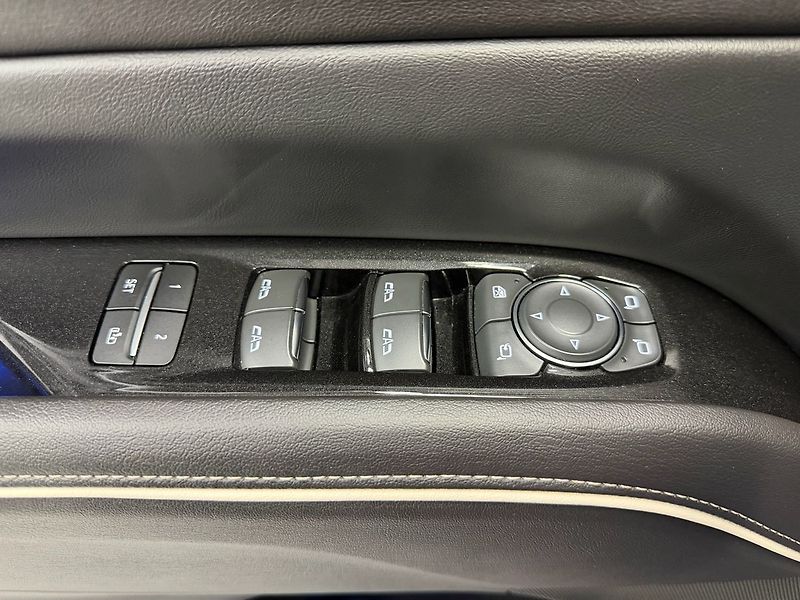 Cadillac Escalade 6.2 V8 AWD PLATINUM EDITION, N - fotka 29 z 35